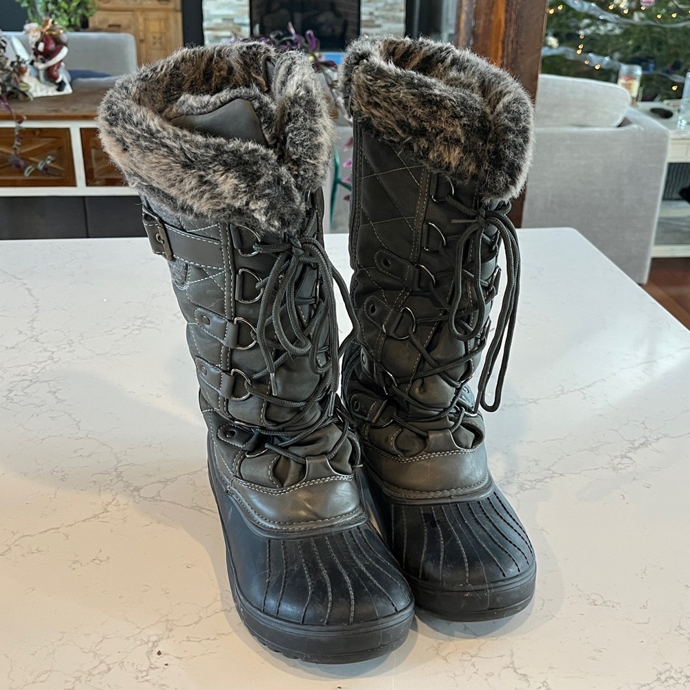 Zipup fur snow boots. Woman’s 9